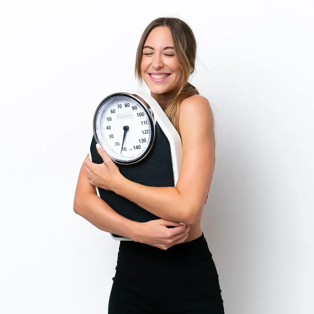 Tirzepatida, mujer feliz de mantener su peso constantemente
